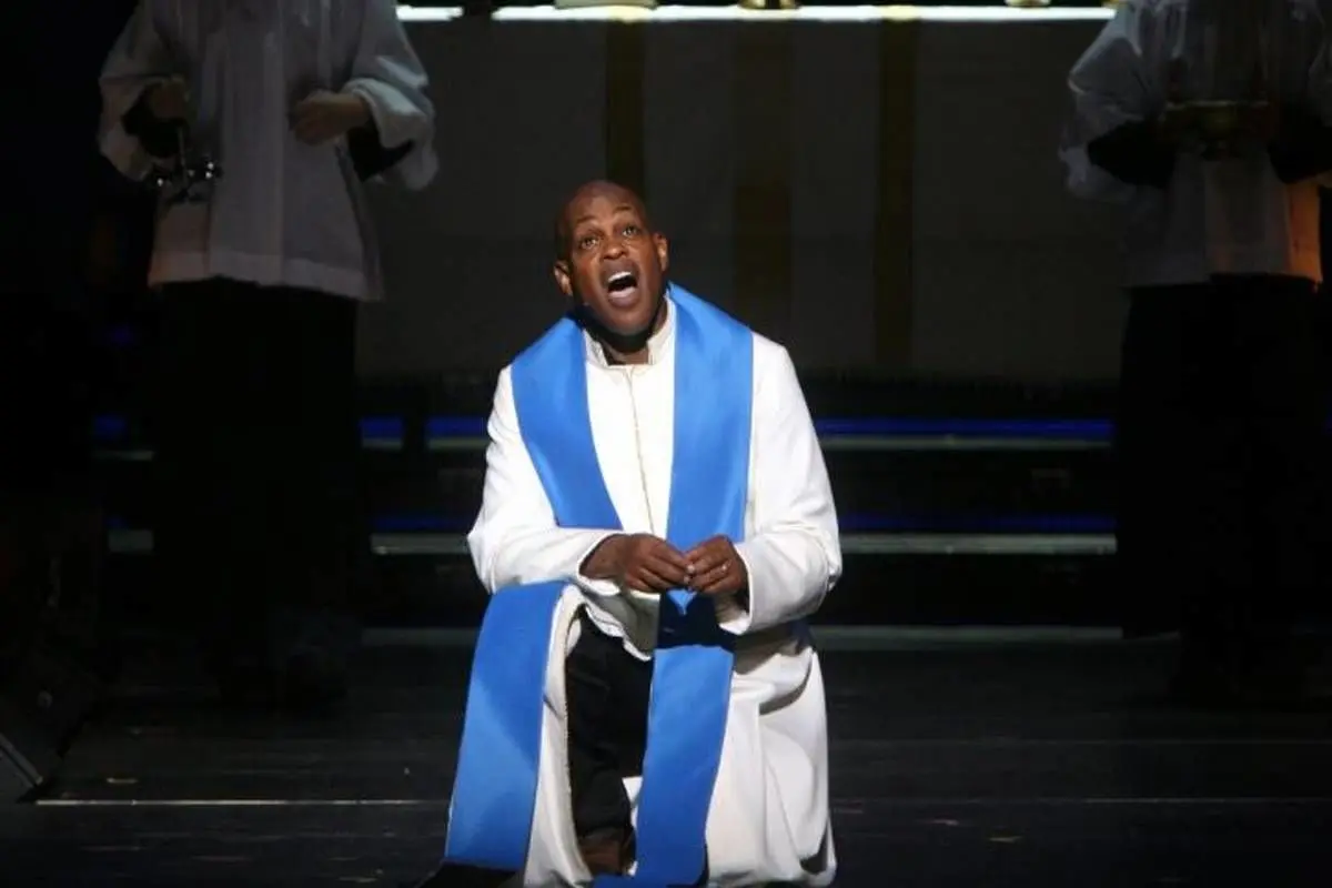 خواننده مشهور با ضربات چاقو در خانه‌اش کشته شد