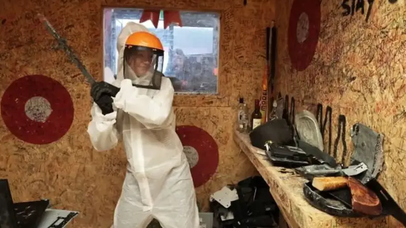 آیا خرد کردن وسایل خشم شما را کم می‌کند؟ 