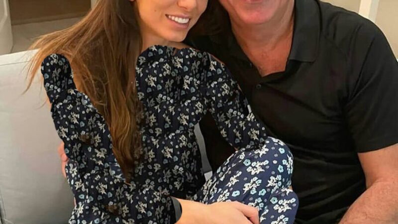 رضا پهلوی در تعطیلات یونان؛ نسخه سیاسی با شلوارک و پیراهن هاوایی در قاب تصاویر!