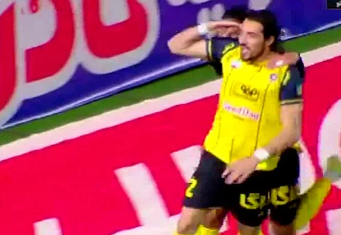 گل اول سپاهان به چادرملو در دقایق پایانی (انزو کریولی) - تصویر شاخص