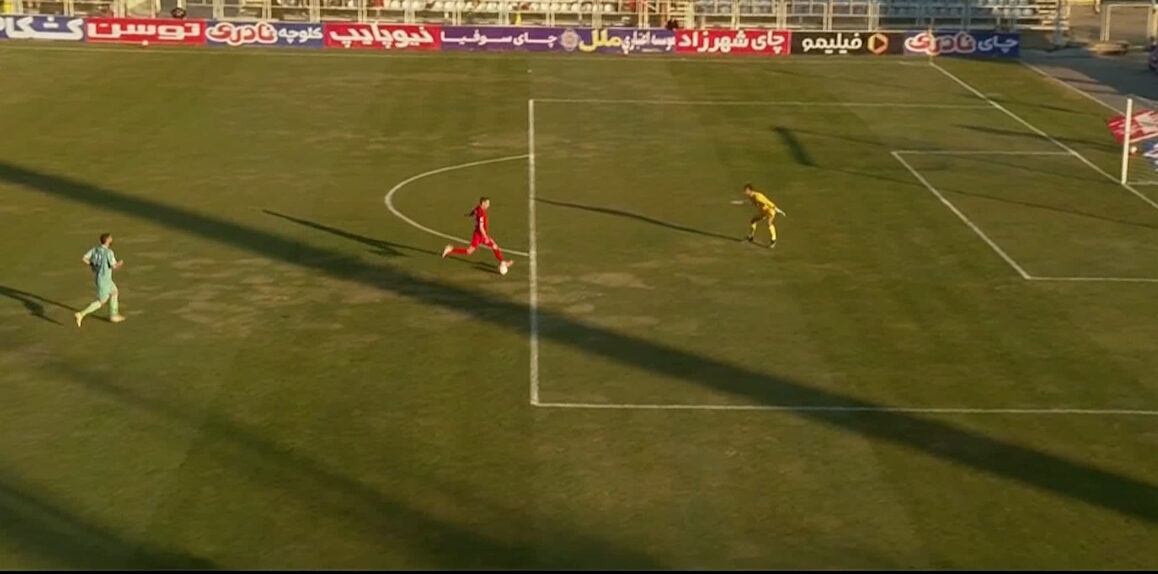 گل دوم تراکتور به پیکان که مردود اعلام شد