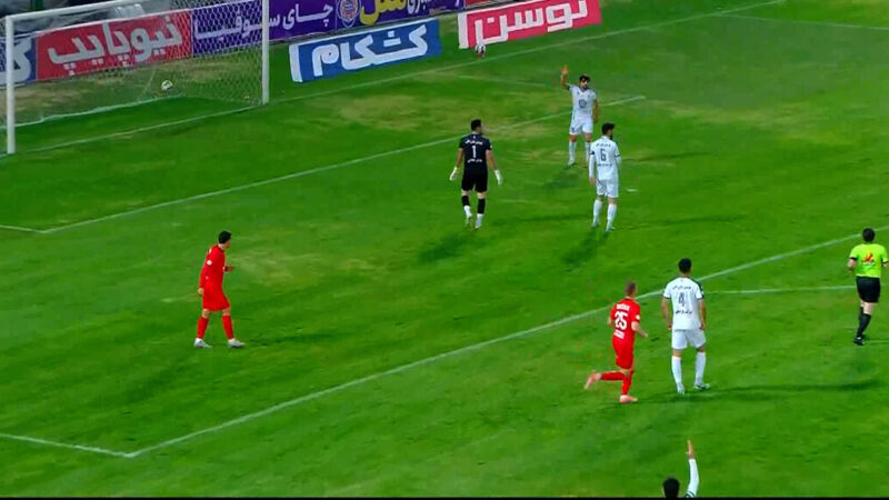 گل اول تراکتور به ذوب آهن مردود اعلام شد (رجی لوسکیا) 