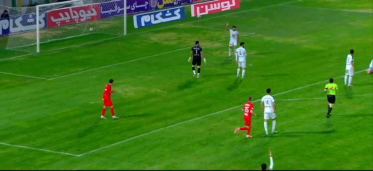 گل اول تراکتور به ذوب آهن مردود اعلام شد (رجی لوسکیا) - تصویر شاخص