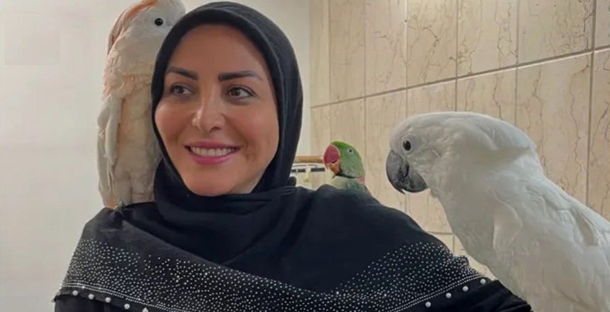 المیرا شریفی نیا با مانتوی مزونی و سنگ‌کاری شده در آنتن زنده شبکه دو سیما