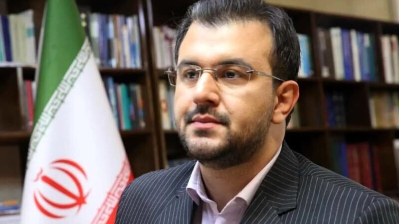 عکس| محمدرضا احمدی به سوگ نشست/ مجری جوان شبکه یک داغدار فرزندش شد