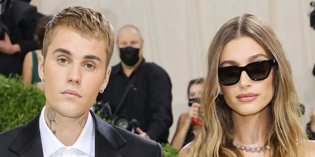 جاستین بیبر با کفش‌های عجیب در کنار همسر شیک‌پوشش؛ تضاد استایل این زوج مشهور همه را شوکه کرد!