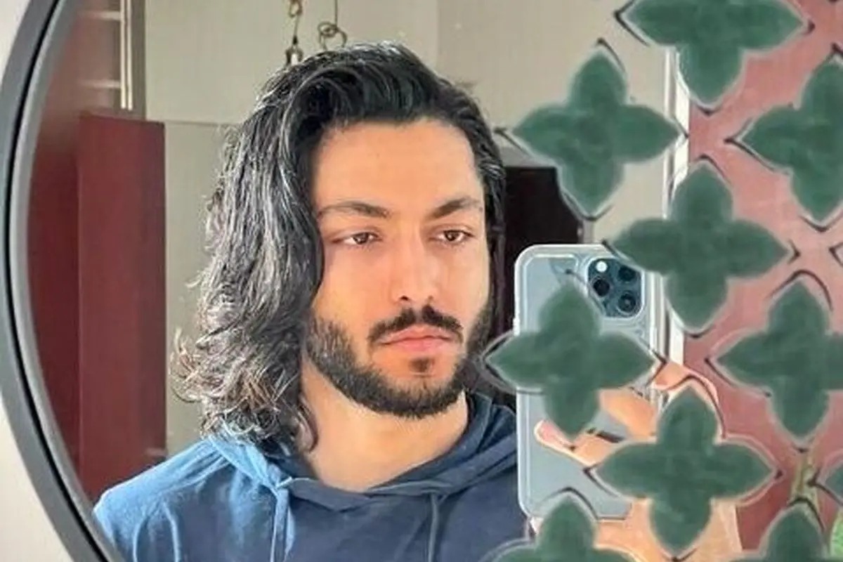 تیپ عجیب و غریب کیسان دیباج در مسابقه آشپزی؛ کراوات آقای بازیگر جلب توجه کرد