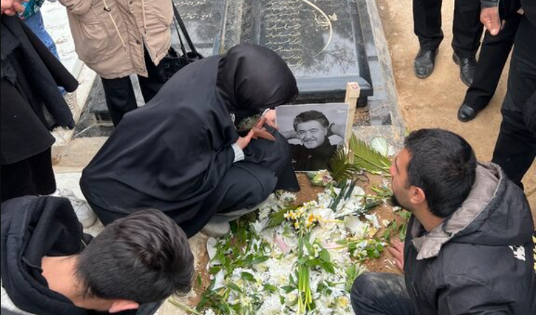 رضا رویگری در قطعه هنرمندان آرام گرفت