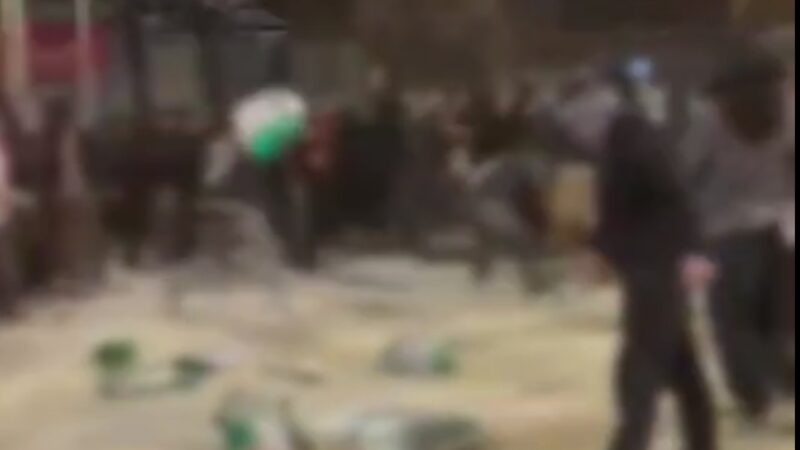 فیلم جنجالی پاشیدن برنج فروشگاه به خیابان در آبدانان؛ اعتراض یا تخریب معیشت؟