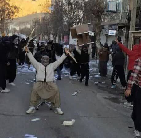 آشوب در ملک‌شاهی ایلام؛ تخریب بانک‌ها پس از مراسم تشییع جنجالی!