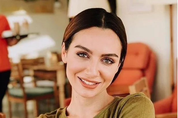 عکس| تیپ ساده و متین بیرجه آکالای ( بازیگر مشهور ترکیه) در مکانی مقدس