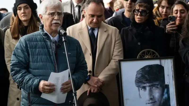 تصاویری تازه و تأثیرگذار از خاکسپاری بهرام بیضایی در آرامگاهی سرسبز آمریکا