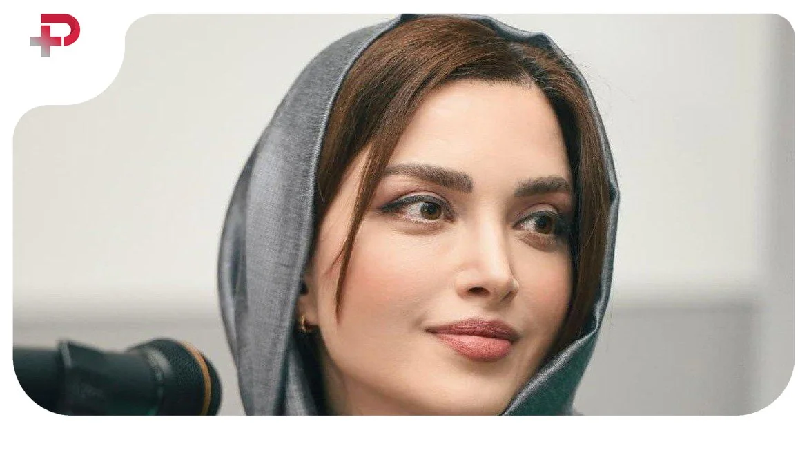 بهنوش طباطبایی در کودکی درحال شانه کردن موهاش؛ از همون اول شبیه پرنسس‌ها بوده