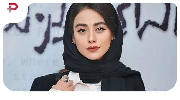 بازیگر موفرفری سینما در سالن تئاتر؛ نازنین کیوانی با چهره کیوت بین صندلی‌های قرمز