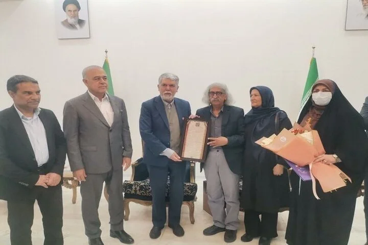 وزیر ارشاد نشان درجه یک هنری را به استاد هنرهای نمایشی هرمزگان اعطا کرد