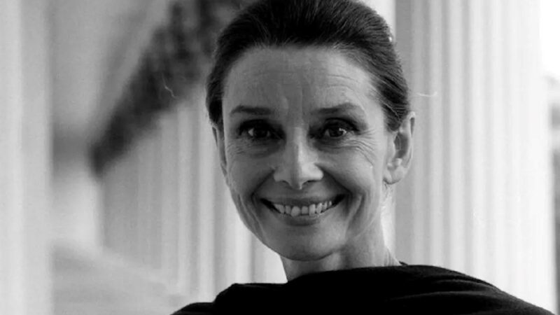 سفر در زمان| عکس دیده نشده آدری هپبورن و مادرش در حال قدم زدن با سگ اش در رم؛ سال 1328