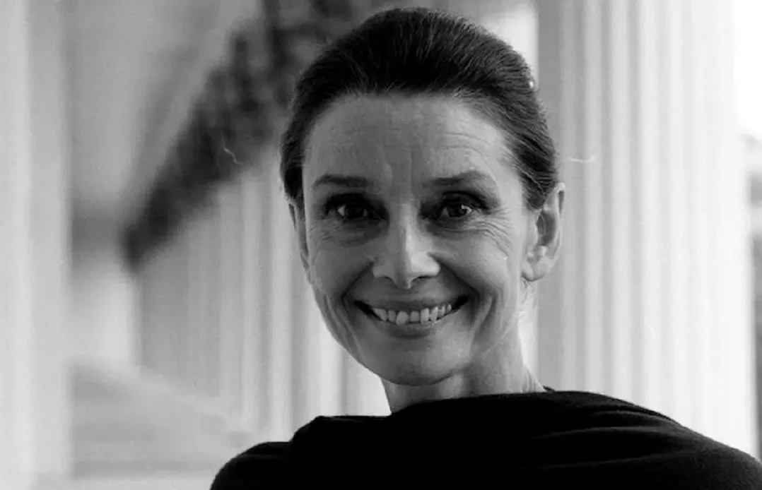 سفر در زمان| عکس دیده نشده آدری هپبورن و مادرش در حال قدم زدن با سگ اش در رم؛ سال 1328