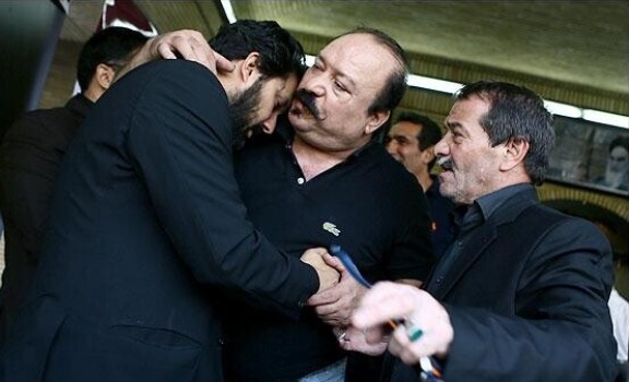 عکس | چهره غمزده لیلا حاتمی در مراسم ختم پدر حامد بهداد/ برخورد جالب این دو بازیگر را در مراسم ببینید