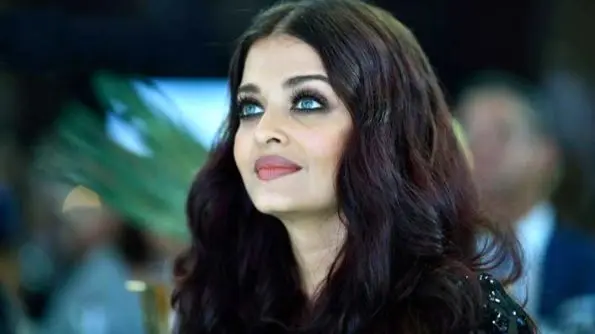 نگاهی به چیدمان منزل آیشواریا و همسرش آبشیک باچان؛ خونه که نیست کاخه / امکانات شاهانه جلب توجه کرد!