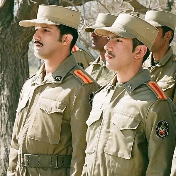 ارسطو خوش رزم در یک مشت پر عقاب