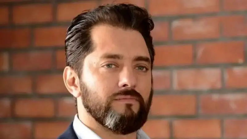 عکس| قاب کودکی بهرام رادان در راه مدرسه؛ آقای بازیگر بدون دندون چقدر کیوت بوده