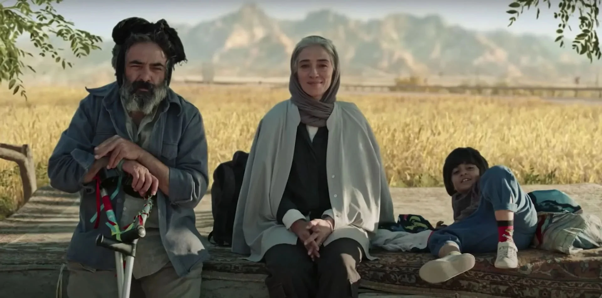 حسن معجونی در جاده خاکی