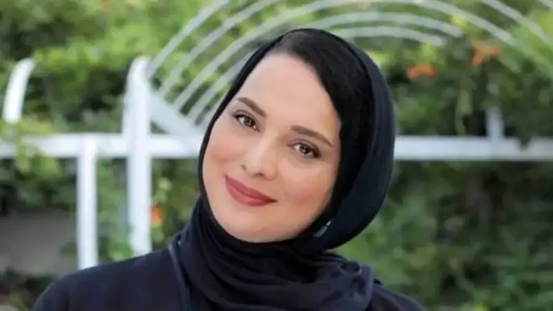 عکس کریسمسی روشنک عجمیان با آب‌نبات‌ بابا نوئل؛ چقدر حس شادی داره تصویر!