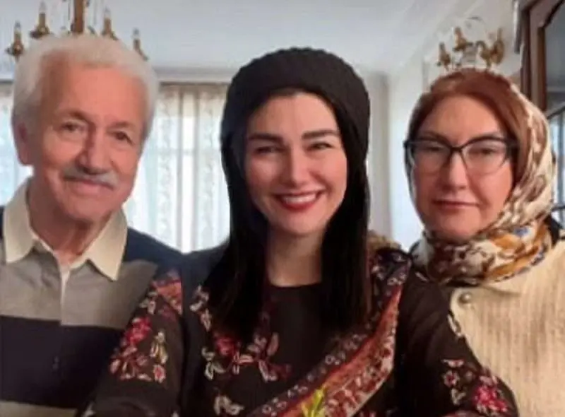 پدر مادر شاهرخ استخری