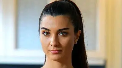 بیوگرافی طوبا بویوک‌ اوستون بازیگر ترکیه ای؛ دلیل طلاقش از همسرش به خاطر زیباییش بود؟ + عکس با دختراش