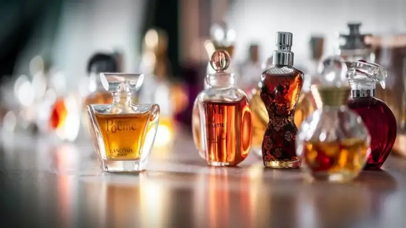 چرا بوی عطر شما تغییر می‌کند؟ رازهای پنهان که نمی‌دانستید!