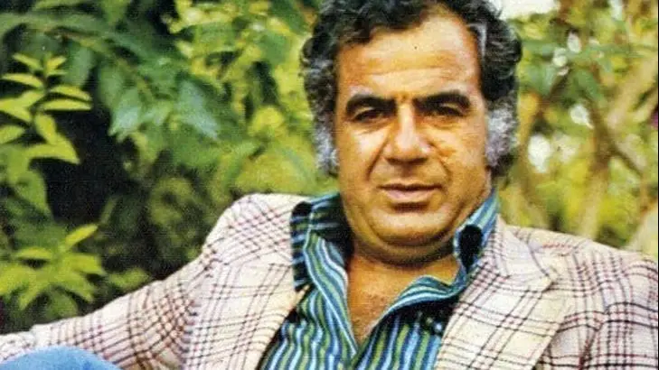 عکس| سفر زمان؛ «ناصر ملک مطیعی» 22 ساله در پشت‌صحنۀ سومین فیلمش