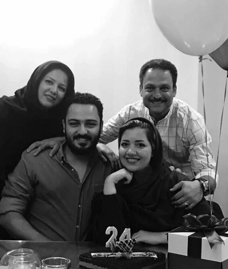 حسین یاری و همسرش و فرزندش⁩