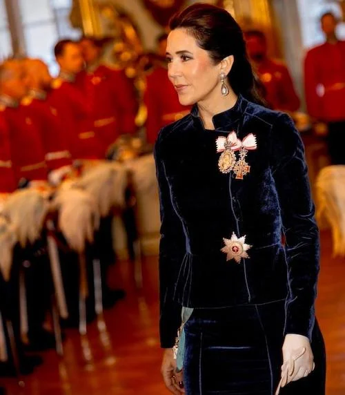 لباس مخمل ملکه مری دانمارک