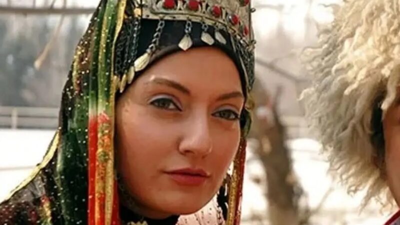 سفر زمان| مهناز افشار در مراسم تشییع ناصر ملک مطیعی؛ سال 97