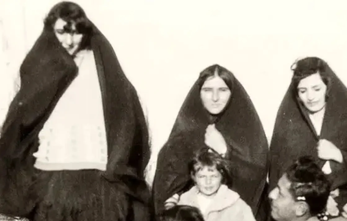 سفر زمان| جمعیت تماشاچی در مراسم عروسی بی‌بی خاور؛ یک قرن قبل