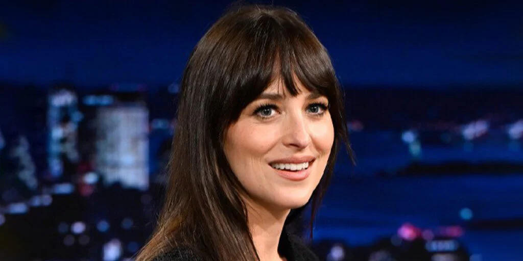 داکوتا جانسون: جذابیت بی‌نقص در استایل ساده باشگاهی که همه را شگفت‌زده کرد!