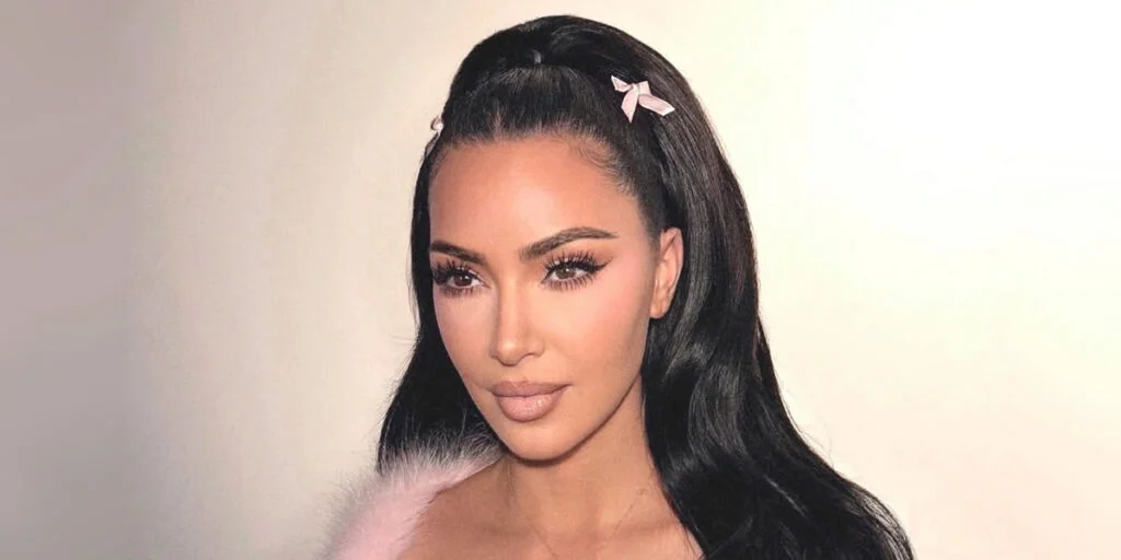 کیم کارداشیان با استایلی لوکس و جسورانه در تلاش برای پنهان ماندن! آیا موفق شد؟