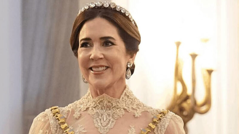 ملکه مری دانمارک با استایل مخملی آبی، مراسم سال نو را به شکوهی بی‌نظیر تبدیل کرد!