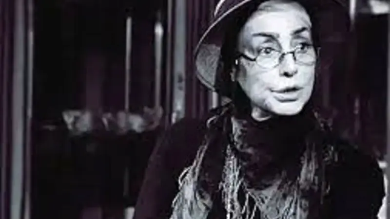 عکس| سفر در زمان؛ «جمیله فردین» بر سر مزار برادرش «محمدعلی فردین»؛ سال 1403