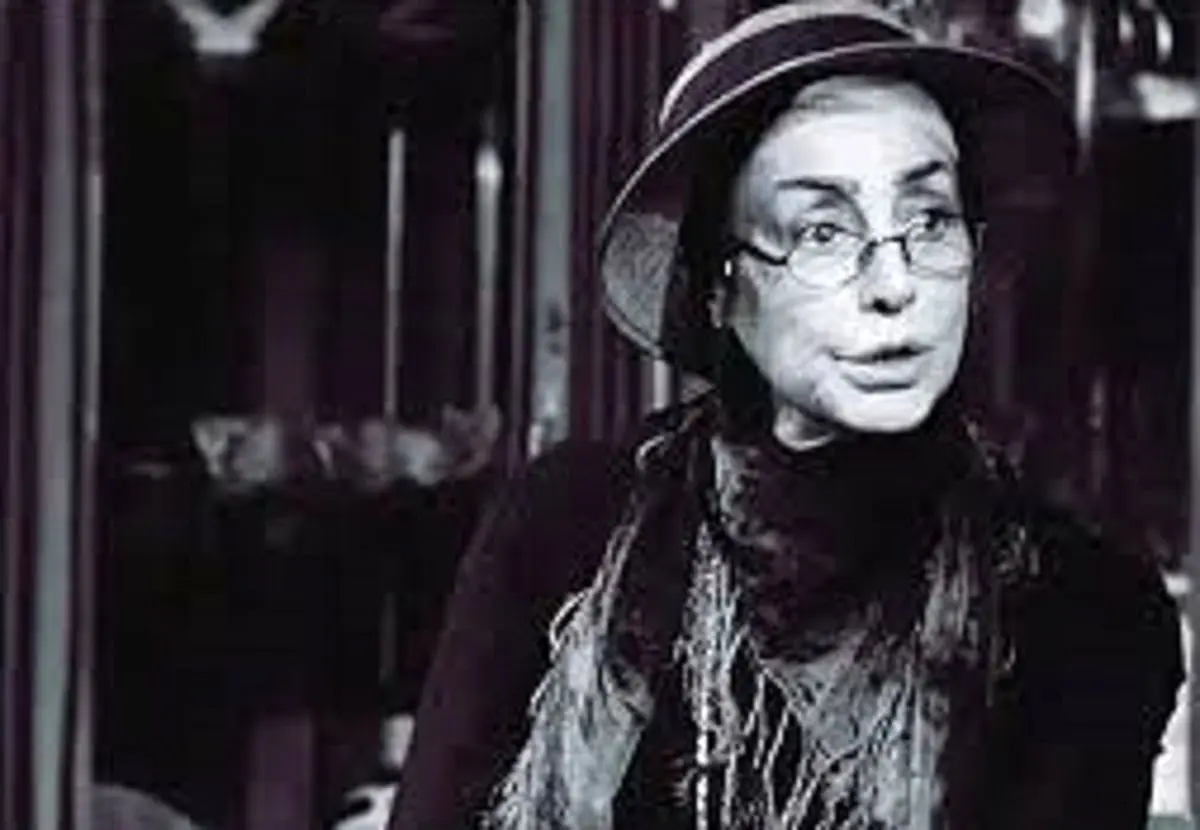 عکس| سفر در زمان؛ «جمیله فردین» بر سر مزار برادرش «محمدعلی فردین»؛ سال 1403