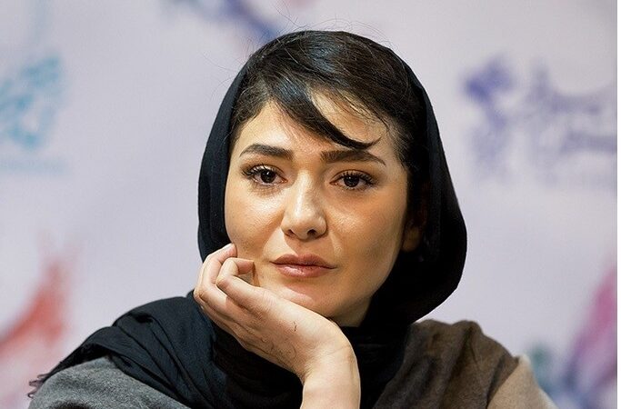 عکس| قیافه کلافه مینا وحید در ترافیک/ خانم بازیگر به سیم اخر زد