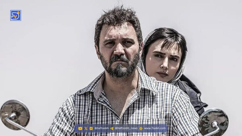 عکس| دکوراسیون خانه کامبیز دیرباز ؛ از طرح قدیمی کاغذ دیواری تا دکوری‌های خوش‌رنگ روی میز پذیرایی