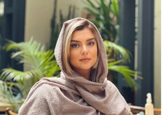 هکس| ژست متفاوت دنیا مدنی در آینه/  خانم بازیگر هر روز زیباتر می شود