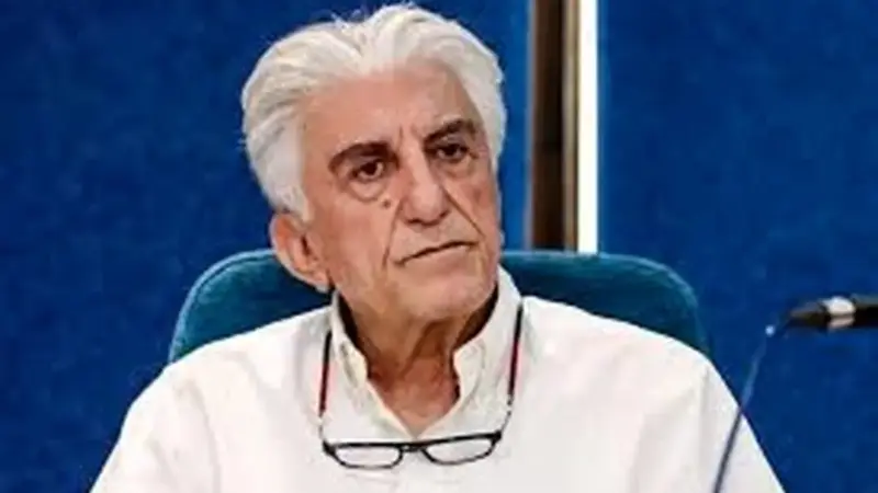 تصویری از رضا کیانیان در پشت صحنه فیلم جهان مبهم هاتف