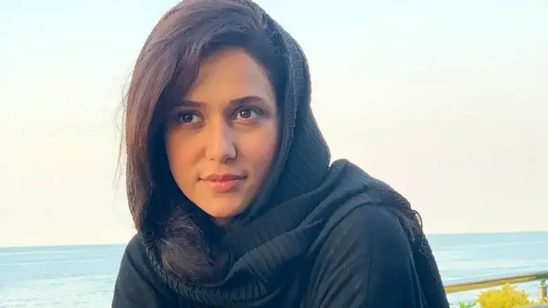 سفر در زمان| «پریناز ایزدیار» به همراه خواهرش در یک کافه؛ سال 96