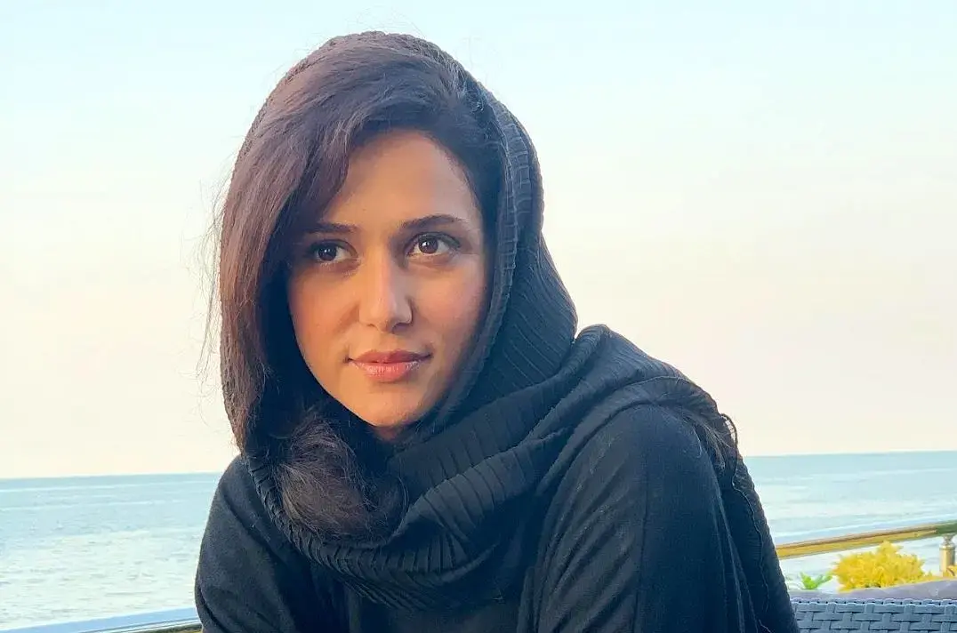 سفر در زمان| «پریناز ایزدیار» به همراه خواهرش در یک کافه؛ سال 96