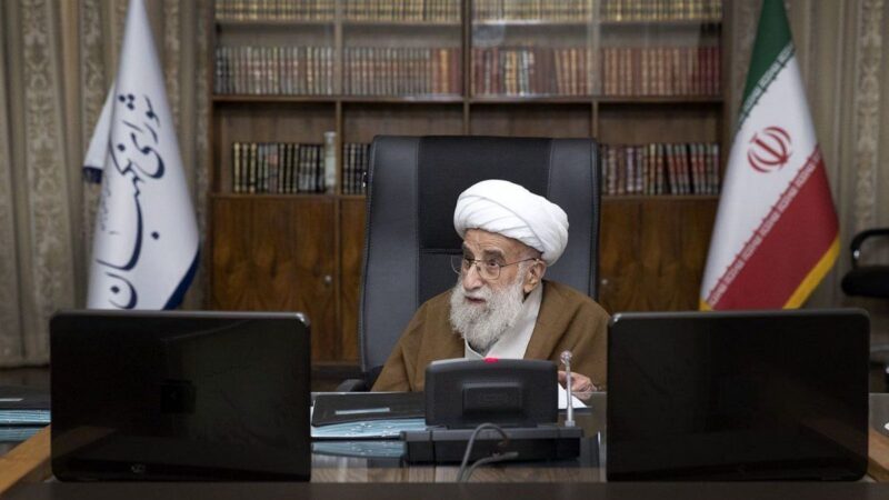 حضور استثنایی جنتی ۹۹ ساله در جلسه شورای نگهبان؛ تصویری که جنجال به پا کرد!