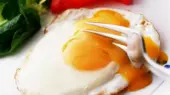 تخم‌مرغ خام یا نیم‌پز برای گلودرد؛ درمان یا خطر پنهان؟