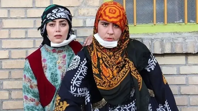 روناک نون‌خ در نمایشگاه نقاشی بهار نوروزپور؛ صهبا شرافتی با استایل رسمی زیباتر از همیشه