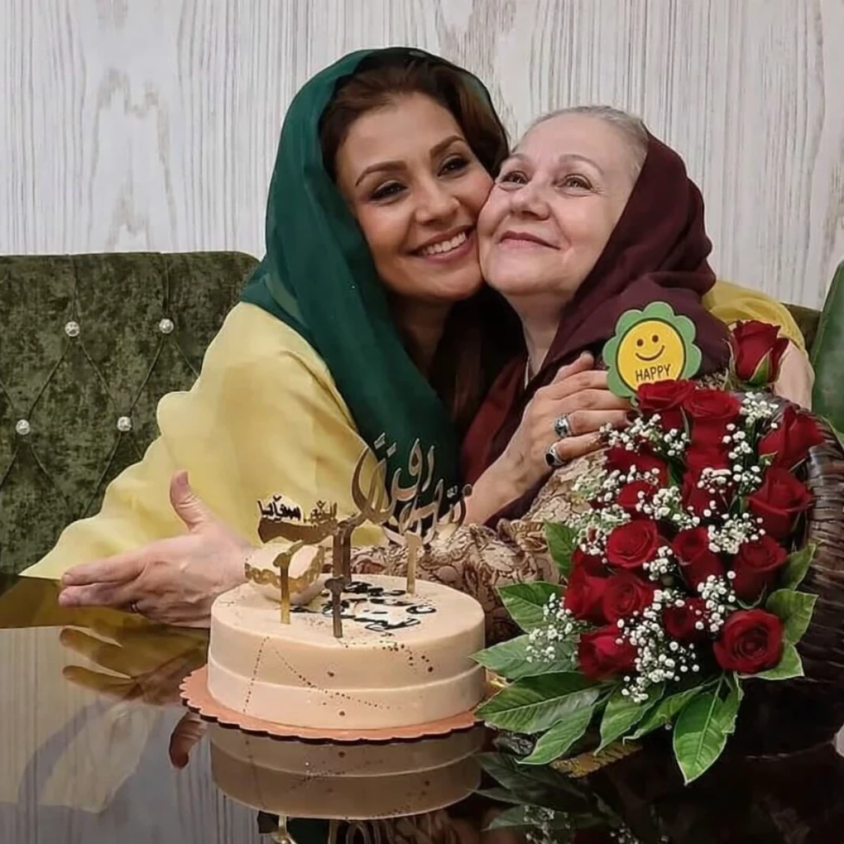 تصویری کمتر دیده‌شده از جشن تولد ۷۱ سالگی شهناز نامدار در کنار نسرین مقانلو